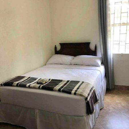 Kelly'S Studio Apartment - Rental Near Airport, Amenities And Bus Route Saint Philip Extérieur photo