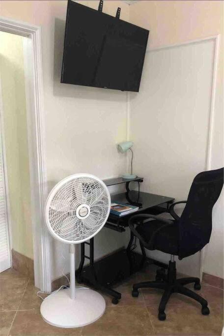 Kelly'S Studio Apartment - Rental Near Airport, Amenities And Bus Route Saint Philip Extérieur photo