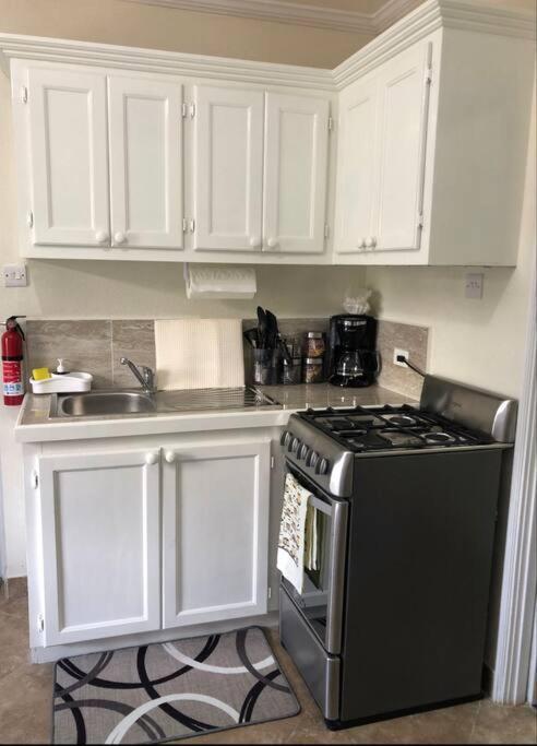 Kelly'S Studio Apartment - Rental Near Airport, Amenities And Bus Route Saint Philip Extérieur photo