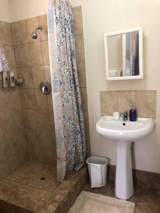 Kelly'S Studio Apartment - Rental Near Airport, Amenities And Bus Route Saint Philip Extérieur photo